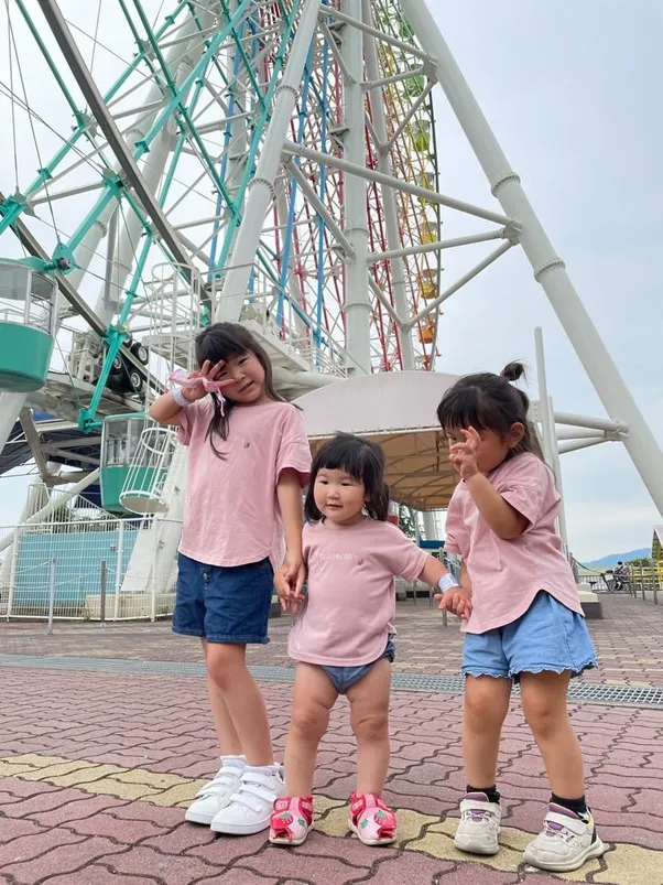 ひらかたパークの園内で、雨の日でも元気に遊ぶ子どもたち